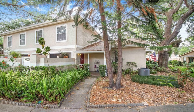 Charming 2-Bedroom Townhouse with Cozy Vibes in USF Tampa Area