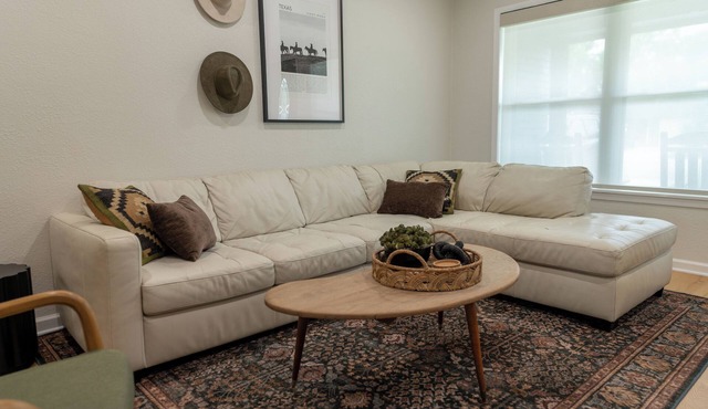 Charming 2-bedroom 2-bath house close to Texas State University and the River