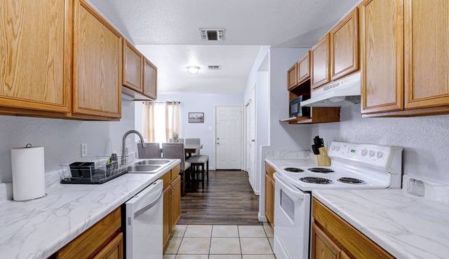 Charming 2-bedroom apartment with WiFi and AC in delightful San Antonio