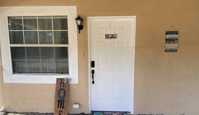 Charming 2-bedroom building in excellent Tampa with WiFi, AC