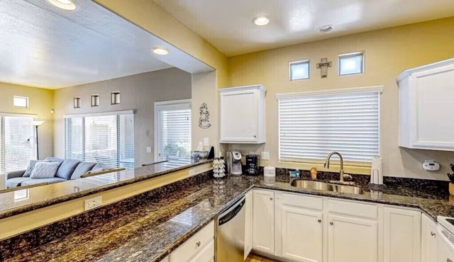 Charming 2-bedroom condo with AC, WiFi in serene Oro Valley