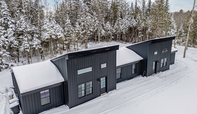 Charming 2-bedroom chalet with jacuzzi WiFi and AC in Glenburn
