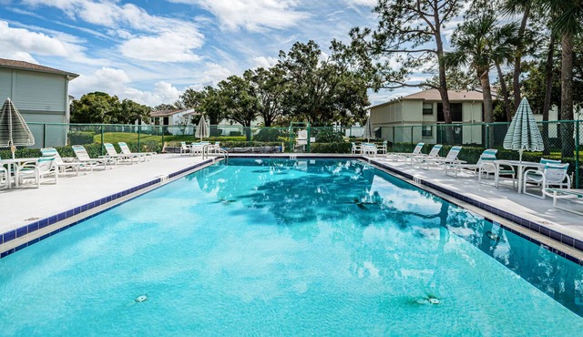Charming 2-bedroom condo with Heated Pool