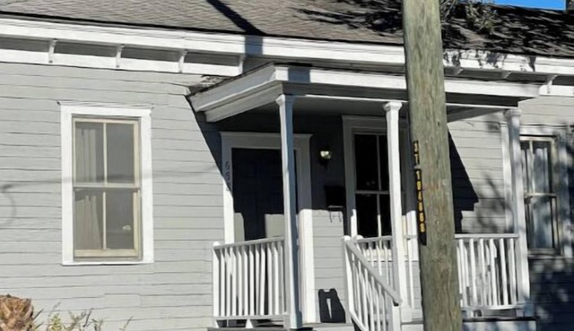 Charming 2-bedroom cottage in lovely Savannah with WiFi, AC