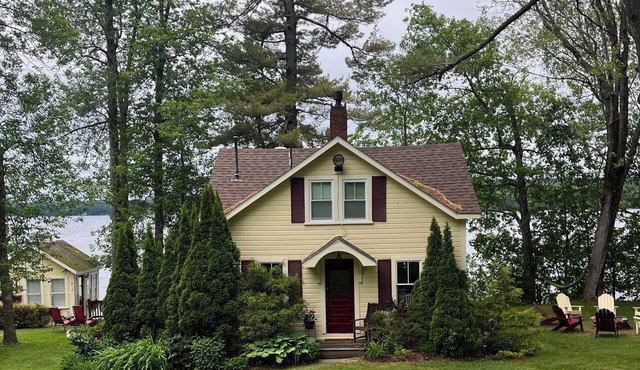 Charming 2-bedroom lakefront cottage & dock