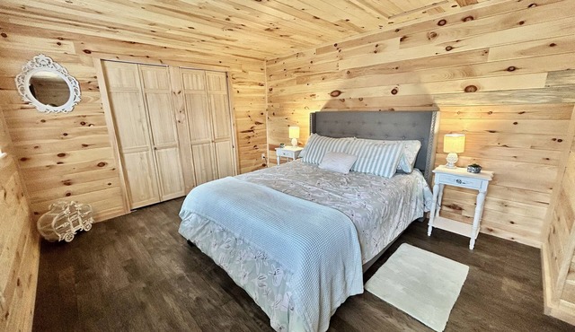 Charming 2 Bedroom Private Cabin Near Bangor
