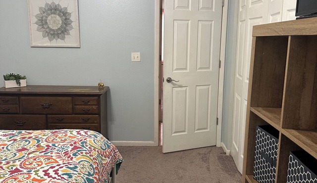 Charming 2-bedroom townhome with WiFi, AC in Clearwater close to the beach.