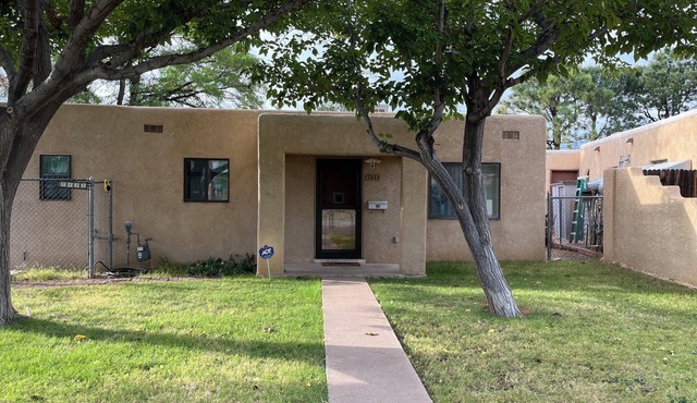 Charming 2-bedroom house with AC, WiFi, walking distance from UPTOWN!