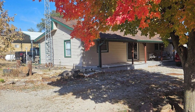 Charming 3-bedroom house at Kanopolis Lake with wi-fi and A/C.