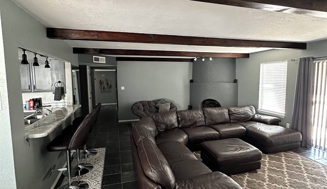 Charming 3-bedroom house with refrigerated AC in golf course community