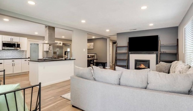 Charming 3+-bedroom home in balloon capital of the world Albuquerque.