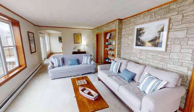 Charming 3-bedroomOcean Front Home In-Town with wifi