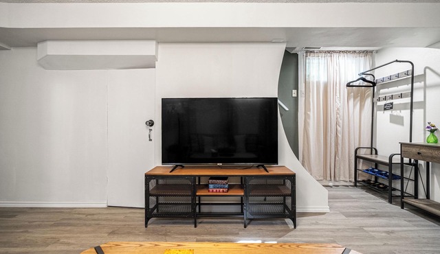 Charming 3BR Basement Suite, Full Kitchen, Sleep 8, Family Friendly