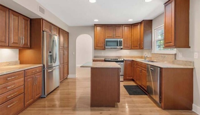 Charming 4-bedroom house, sleeps 8, in Feathersound.