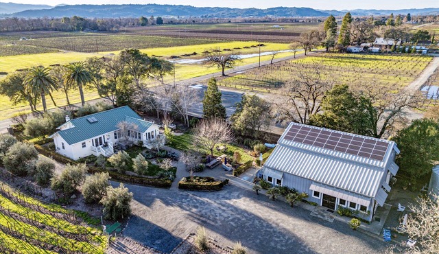 Charming Alexander Valley Farmhouse with loft, hot tub & a complementary tasting