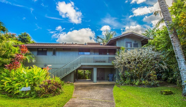 Charming and Immaculate - Walkable to Beach and Town - Sleeps 10