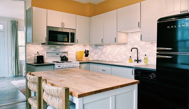 Charming Apt in Dwntwn The Dalles w/Epic Views!