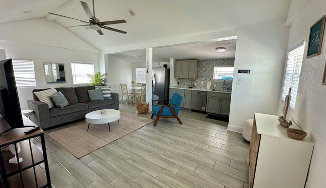 Charming Beach Cottage just steps away from Beautiful Clearwater Beach!