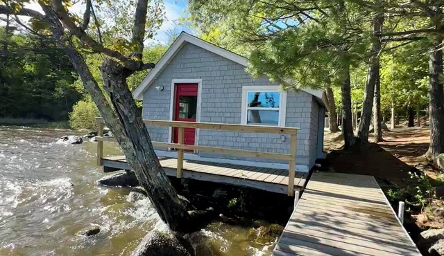 Charming, Boathouse Studio on Toddy Pond with the best sunrise views & water fun