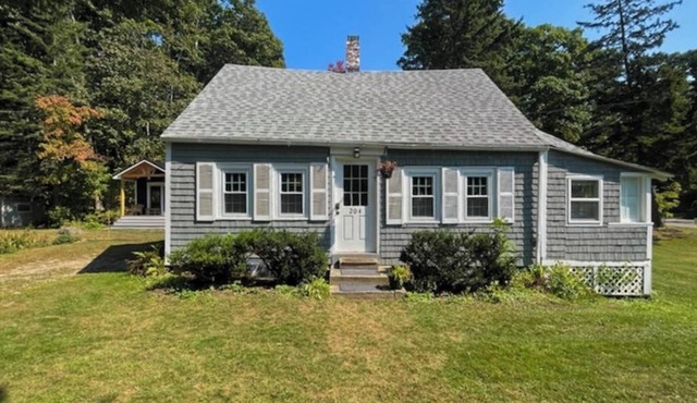 Charming Boothbay Harbor cottage with partial AC, full kitchen, and sun room