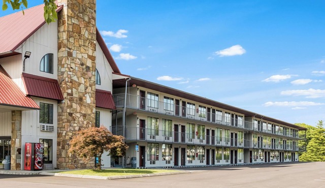 Charming Budget Room – Close to Dollywood & Local Activities