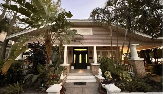 Charming Bungalow with Guesthouse Hot tub, Fire Pit,Outdoor Kitchen-Pet friendly