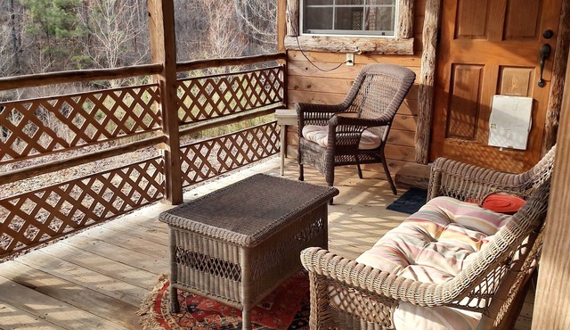 Charming but humble 2-bedroom cabin with WiFi and AC in Washington