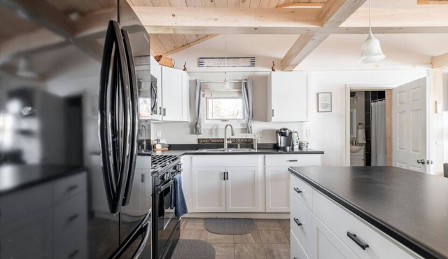Charming Cabin Getaway: Sunrise and Sunset Views