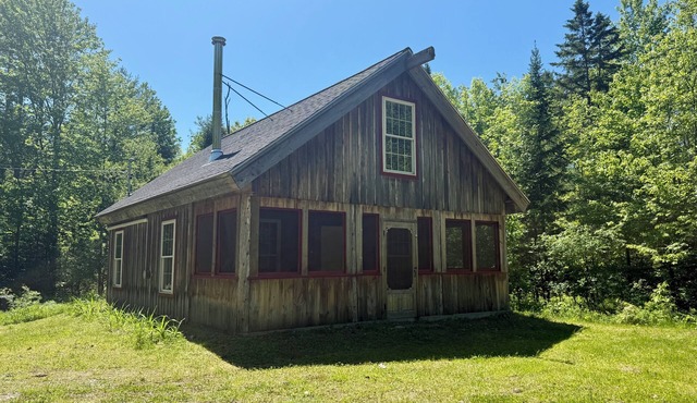 Charming cabin with AC in Burnham - Perfect getaway.