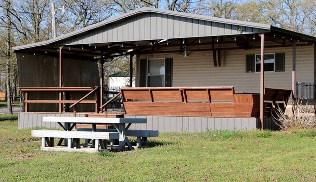 Charming Cabin with Private Dock on Lake for Lovely Family Glamping Near Oklahoma City