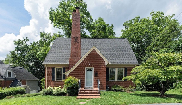 Charming Cape Cod overlooking South River in Waynesboro