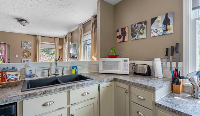 Charming Character 4 bedroom House, Private Pet-Safe XL Yard 5 minute Downtown