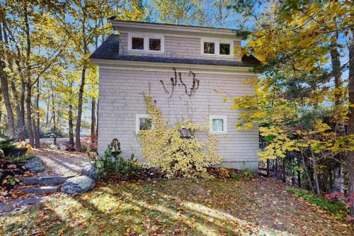 Charming coastal cottage with firepit and easy beach access