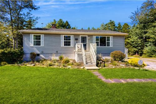 Charming cottage near the beach with balcony, deck, grill, fireplace - dogs OK
