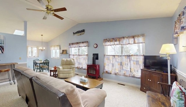 Charming Cottage with Ocean Views, Wifi, and Washer and Dryer