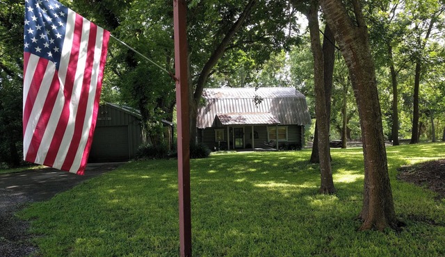 Charming Cozy 2-bedroom cabin with WiFi, in enchanting Canyon Lake on the River