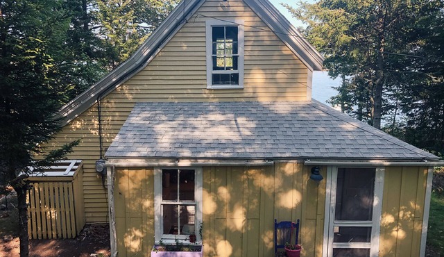 Charming, Cozy Oceanfront Cottage on Pleasant Beach, South Thomaston