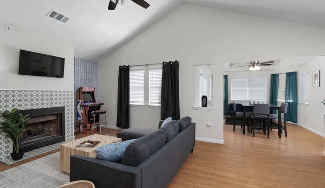 Charming Cul-De-Sac 3-bedroom. Peaceful neighborhood yet close to everything.