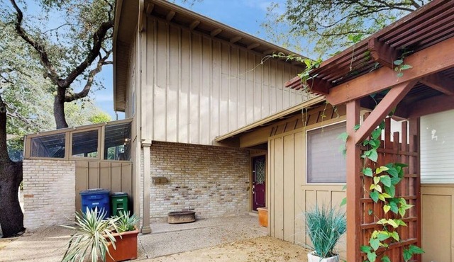 Charming, dog-friendly townhouse w/private gas grill, patio, & near downtown