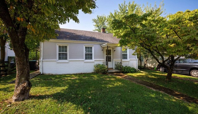 Charming Downtown Parkside Cottage in Charlottesville