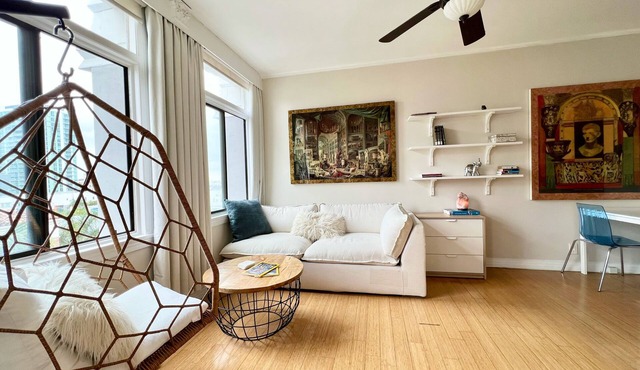 Charming One Bedroom Steps From The Beach in Secure Landmark Building