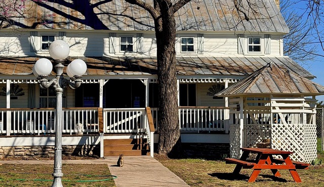 Charming Spacious 1870's ranch house, 4-bedroom, sleeps 11 adults, in Burnet TX.
