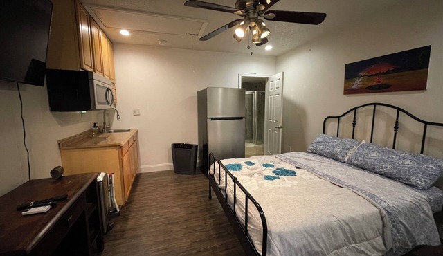 Charming studio & kitchenette in wonderful Palm Harbor with AC & laundry access in Palm Harbor