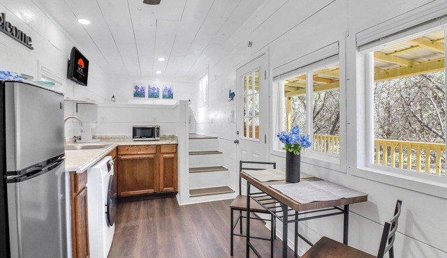 Charming Tiny Home Retreat | Porch Swing, Grill, Stargazing Near Caverns