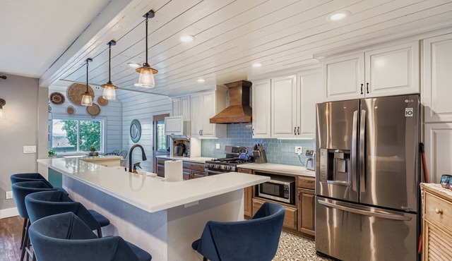 Cheerful 4bed, 2bath deck w/city views PetFriendly! in Salem