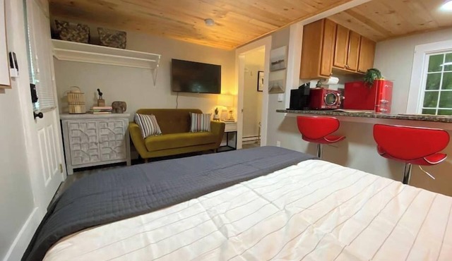 Cheerful Cottage Close to Everything 12