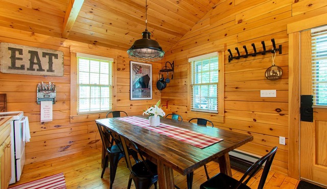 Cheerful Two Bedroom Cabin - 10 minutes to Camden!