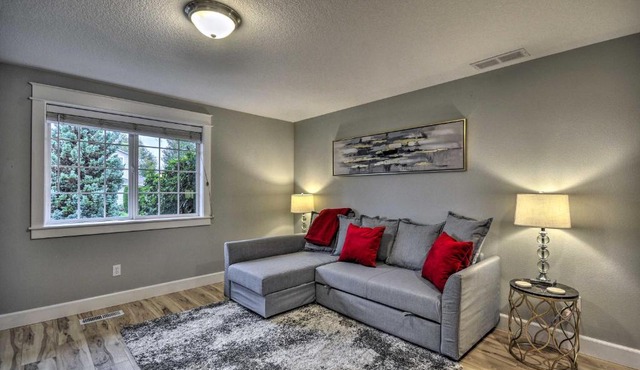 Chic Battle Ground Apartment ~ 18 Mi to Vancouver! in Battle Ground