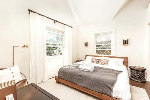 Chic Beach Bungalow 3 Blocks from the Sand
