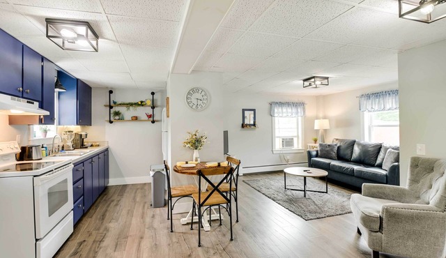 Chic & Central Apartment ~ 6 Mi to Sebec Lake!